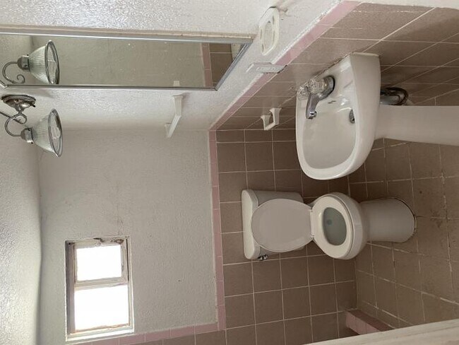 Building Photo - 1 bedroom in El Paso TX 79915