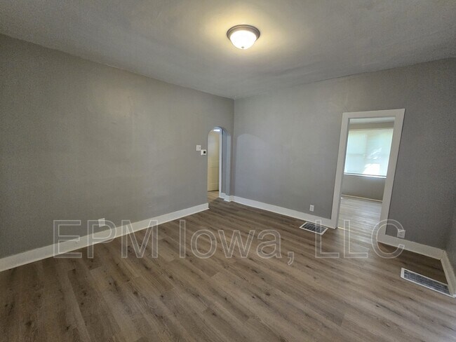 Building Photo - 908 W 6th St