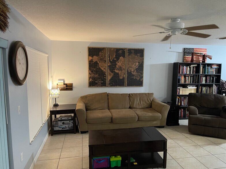 Building Photo - 2452 Hassonite St