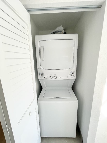 Building Photo - 1940 Van Buren St