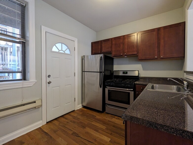 Building Photo - 4417 N Wolcott Ave