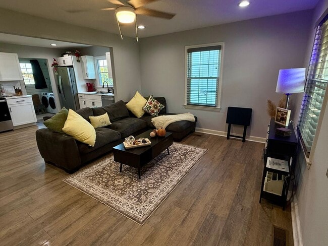 Building Photo - Your Perfect Retreat Awaits in Kingsport –...