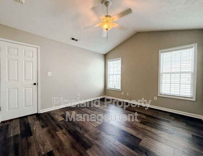 Building Photo - 225 Shakerstone Dr