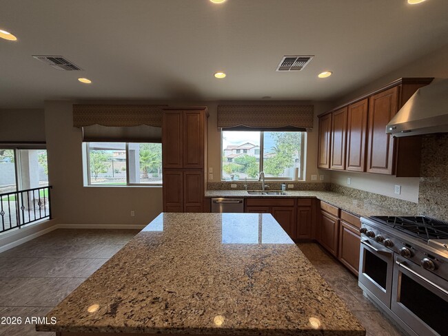 Building Photo - 722 E Sipapu Dr