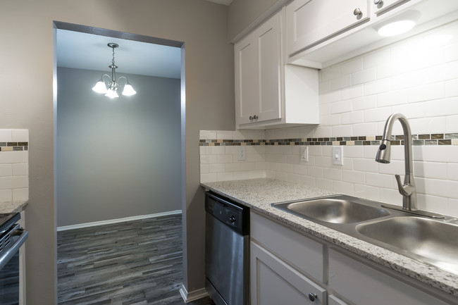 Building Photo - Kingswood Apartments