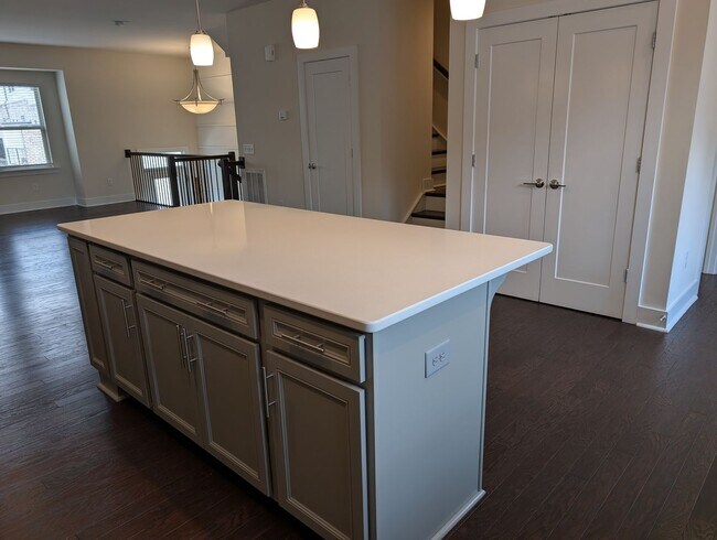 Building Photo - Georgeous townhome located in the Central ...