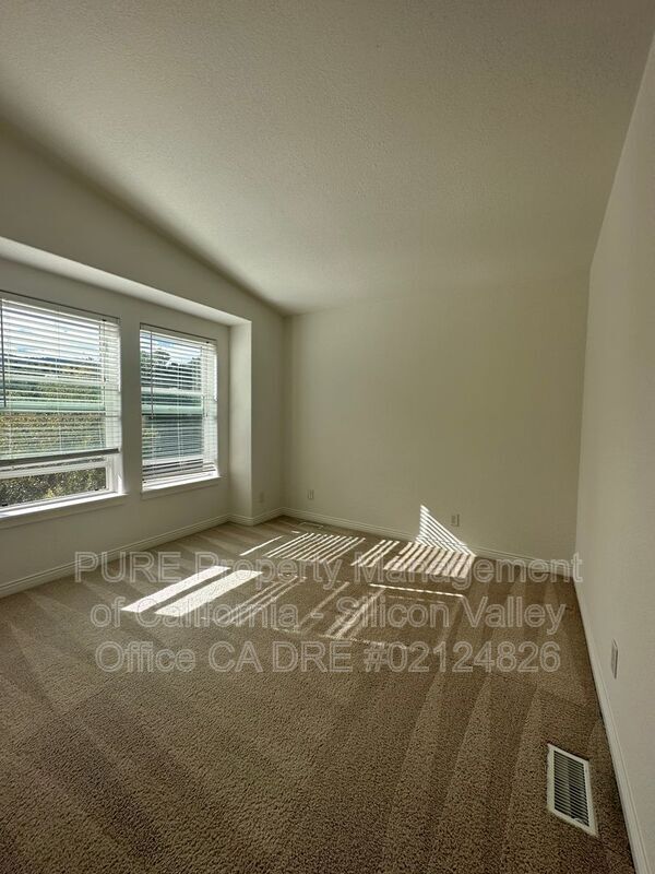 Building Photo - 134 Creekside Village Dr
