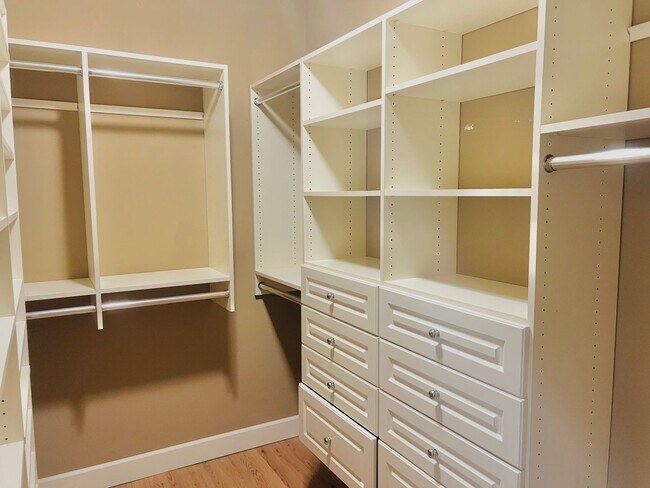 Building Photo - Must See! Beautiful 3bd/ + Bonus Rm/2.5 bath/ Primary Bed on Main/ /Heat Pump/Updated Features