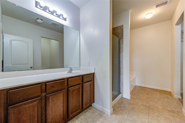 Building Photo - 22534 Cloverland Field Dr