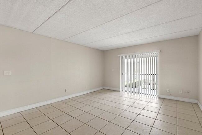 Building Photo - Condo For Rent in Somerset Park!