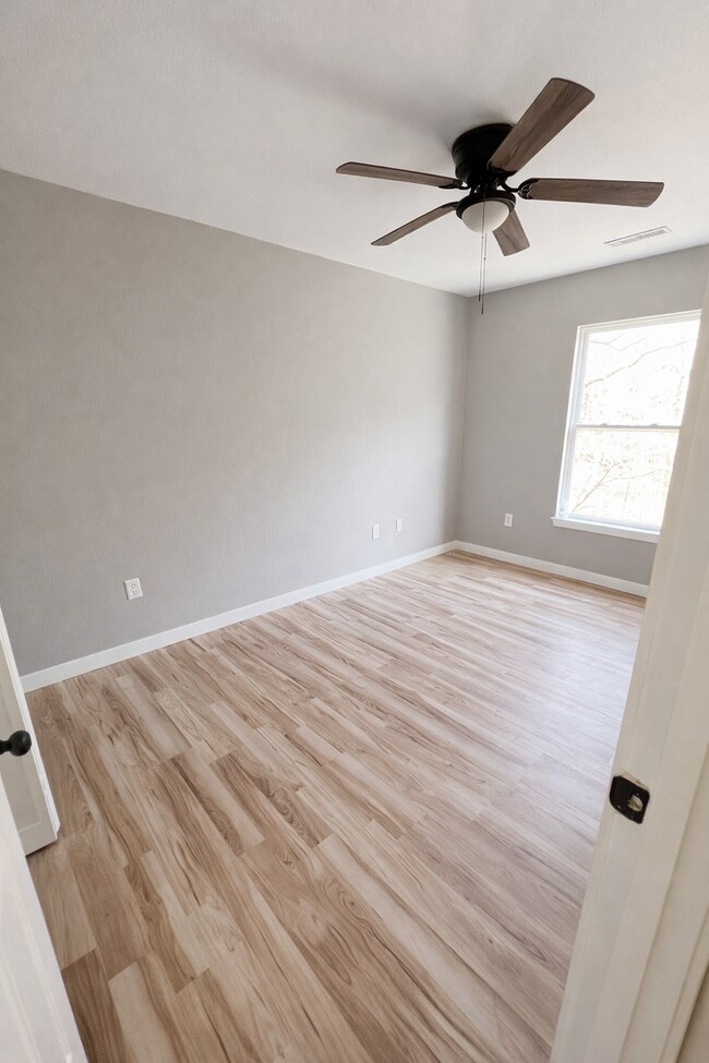 Building Photo - 3836 Country Club Dr