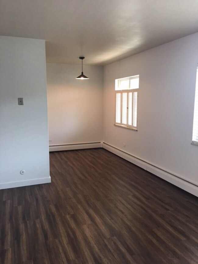 Building Photo - AMAZING LOCATION NEAR CAMPUS 2 Bed 1 Bath Condo-AVAILABLE NOW!