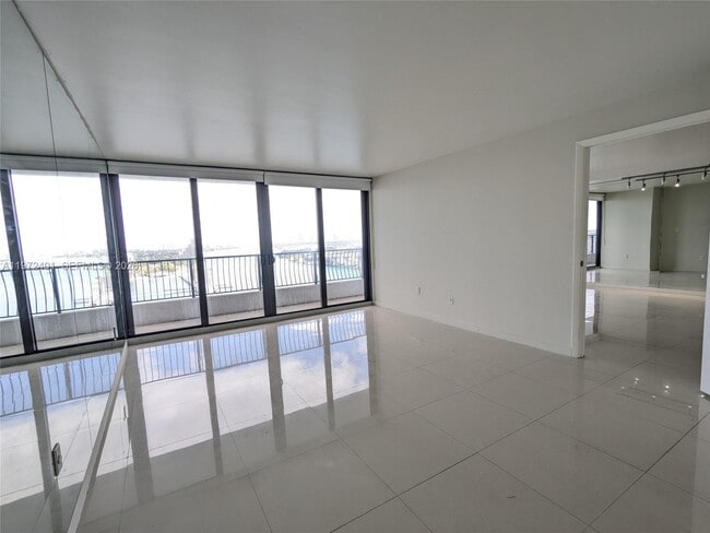 Building Photo - 555 NE 15th St