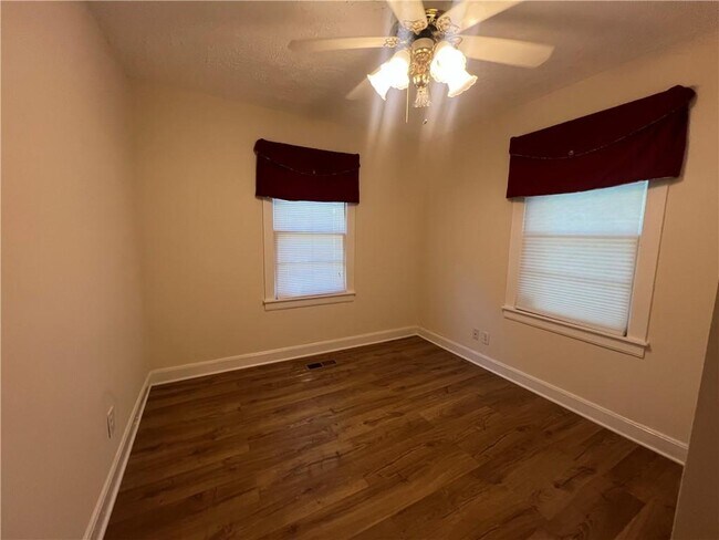 Building Photo - 1304 Pine Valley Rd