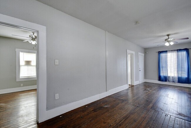 Building Photo - 1314 N Sabinas St