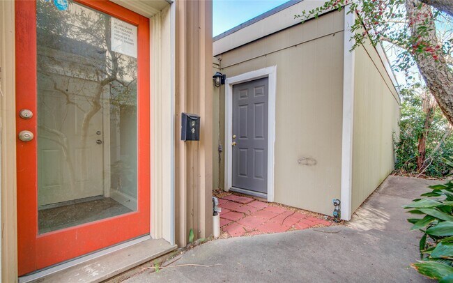 Building Photo - 6503 Mapleridge St
