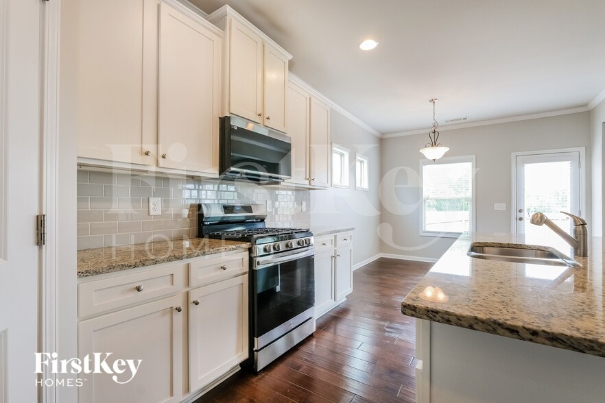 Building Photo - 4475 Clubside Dr