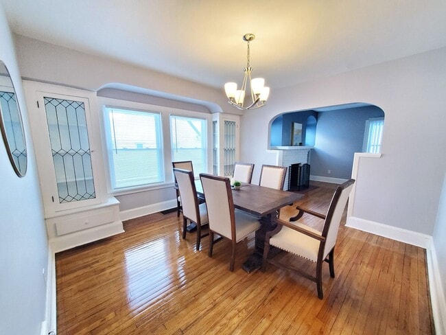 Building Photo - 5 Bed - 2 Full Bath Cape Cod for Rent!