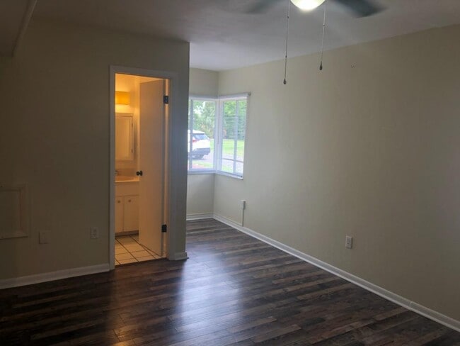 Building Photo - 224 Lake Winnemissett Dr
