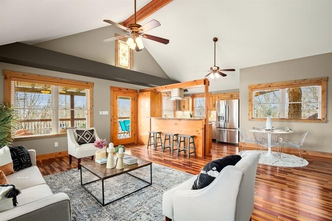 Building Photo - 912 E 51st St