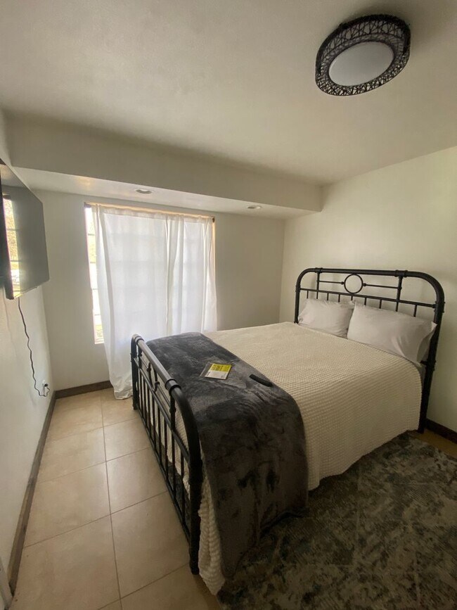 Building Photo - Great horse property in Del Luz!