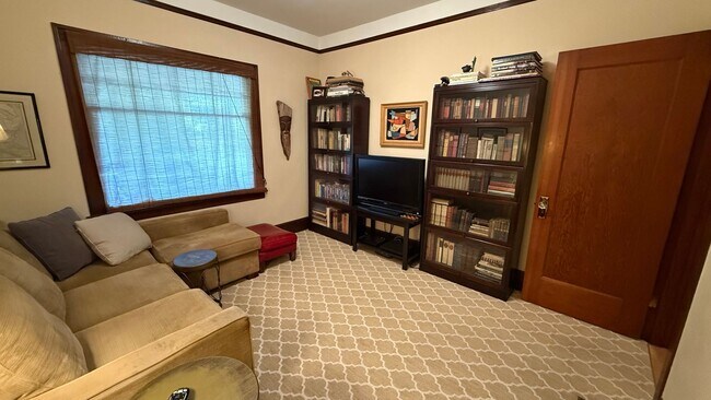 Building Photo - Beautiful Fully Furnished Home in Close-In...