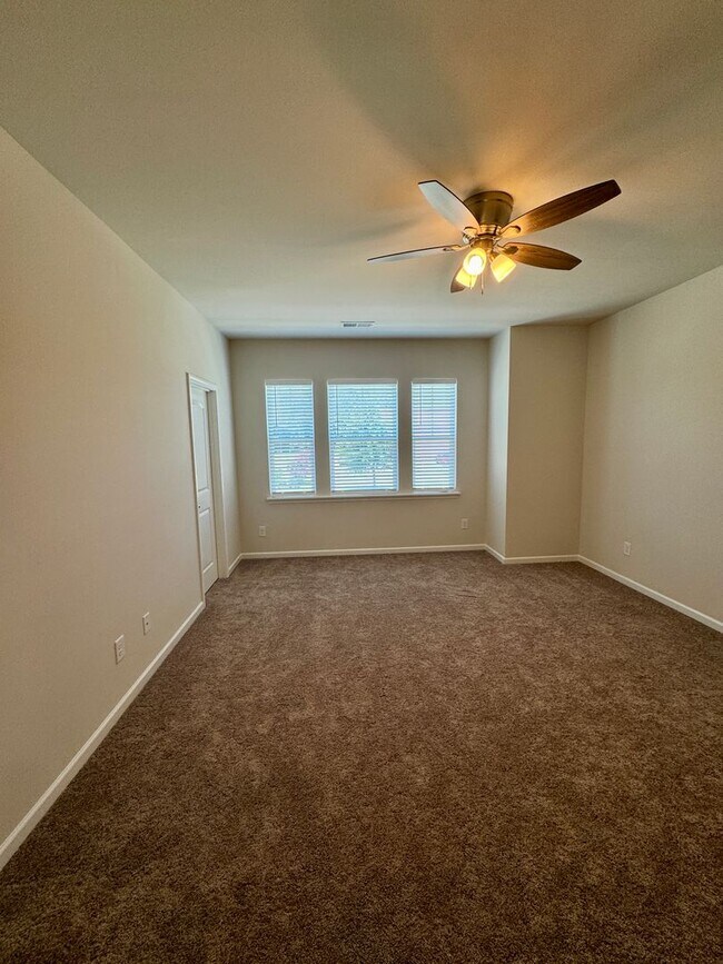 Building Photo - Beautiful, 3BR/2.5BA Townhouse in Gastonia