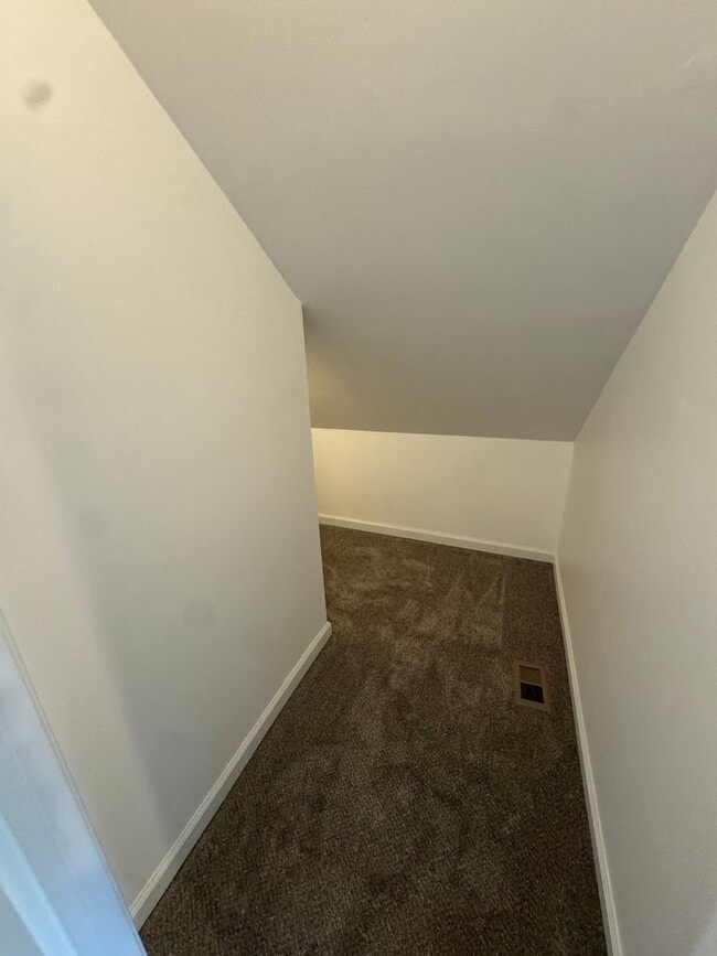Building Photo - Home Available in West Forest Park!