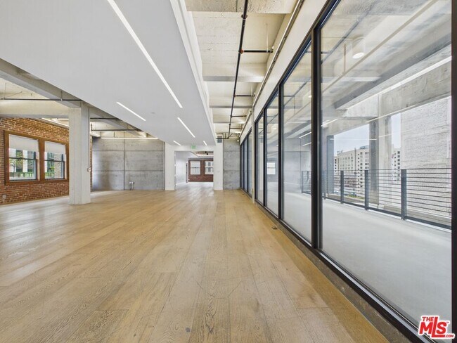 Building Photo - 808 S Broadway