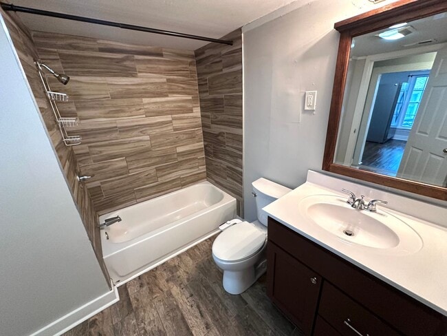 Building Photo - 3 Bedrooms, 1 Bathroom - North Rome House