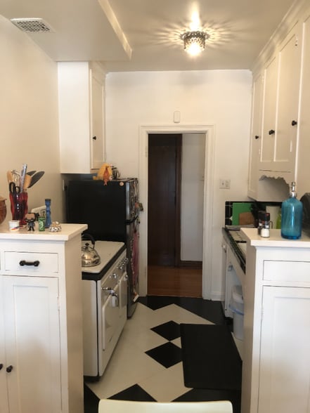 Building Photo - 333 N Sycamore Ave