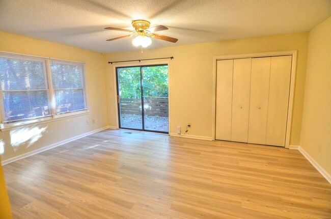 Building Photo - Walk to Downtown Carrboro From This End Unit Townhome!