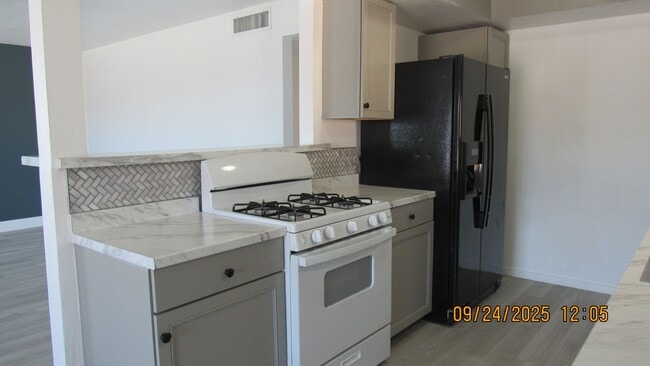 Building Photo - 3 bedroom 2 bathroom with Solar!!!!