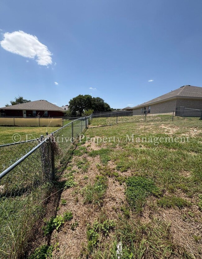 Building Photo - 208 Janelle Dr