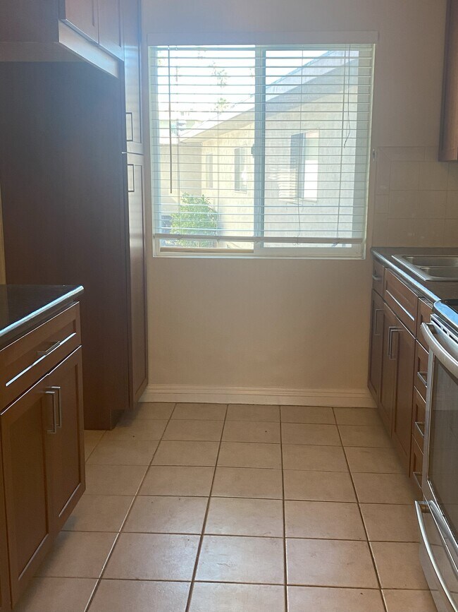 Building Photo - 567 S Wilton Pl