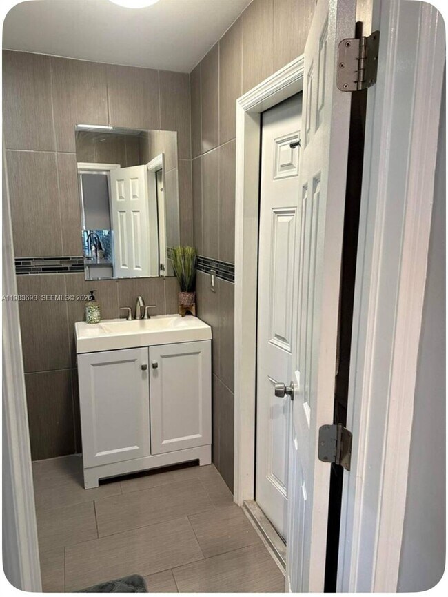 Building Photo - 1432 NE 5th Ave