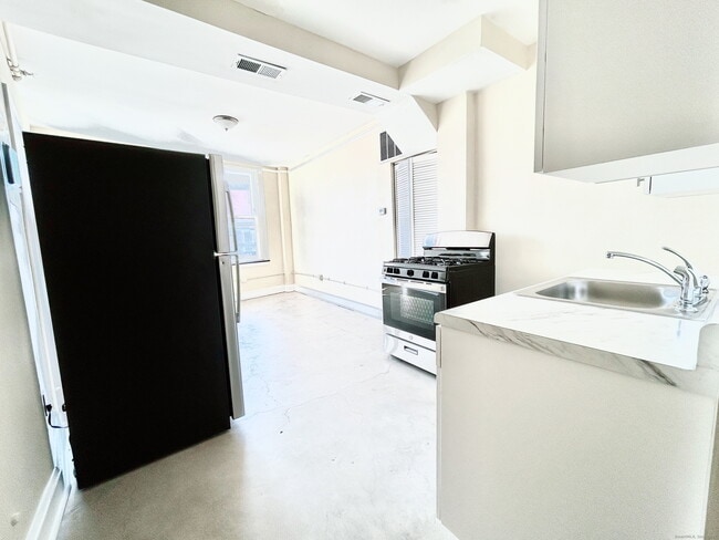 Building Photo - 77 Bank St