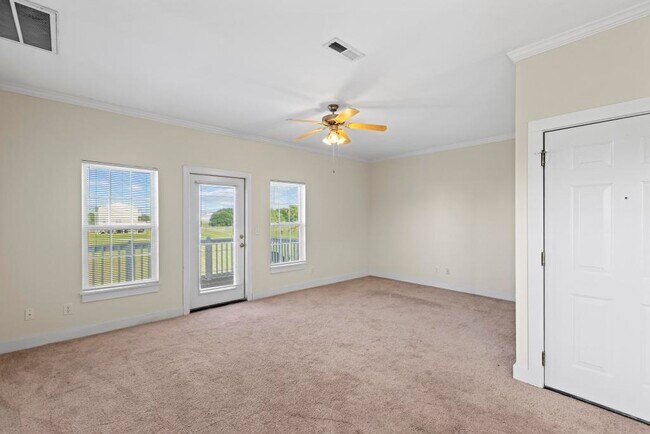 Building Photo - 220 Twin Oaks Dr