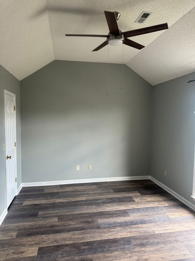 Building Photo - Awesome Townhouse of JOHN B DENNIS HIGWAY in the heart of Kingsport