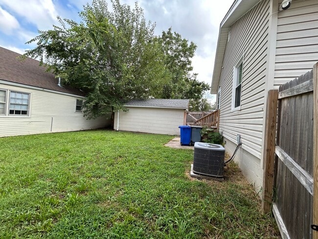 Building Photo - 3 bedroom with fenced in yard