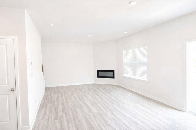 Building Photo - 116 Windstone Cmn Ln