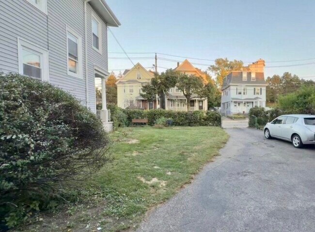 Building Photo - 82 Dustin St