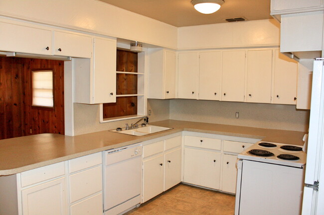 Building Photo - House Located Minutes From Schools, Restau...