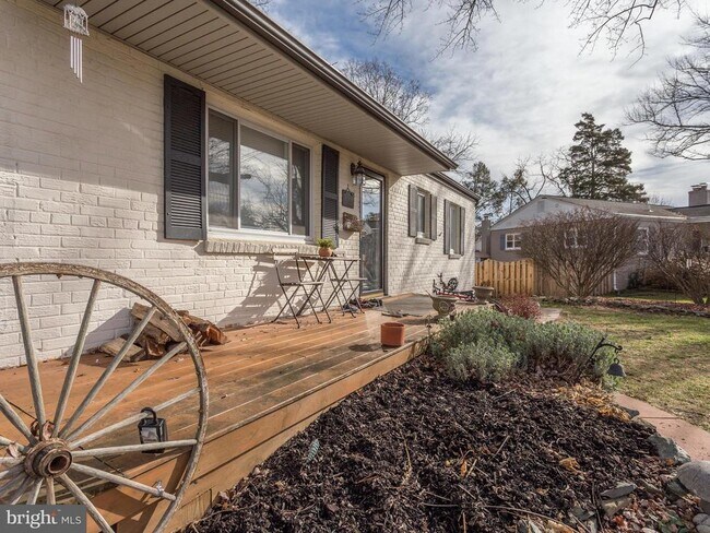 Building Photo - 3933 Fairview Dr