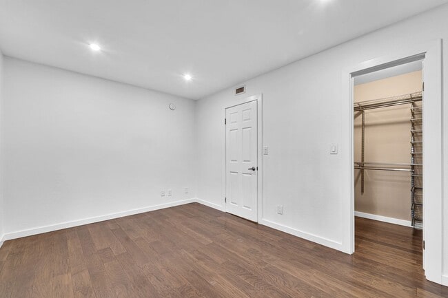 Building Photo - Beautifully Remodeled 1 Bed / 1 Bath with In-Unit Laundry + 3 Parking Spaces