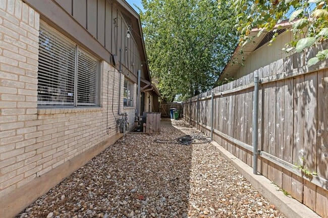 Building Photo - 9011 Quail Valley Dr