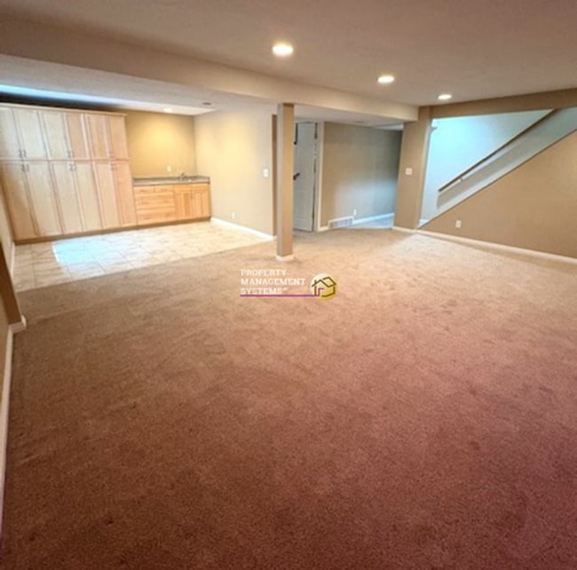 Building Photo - 4 Bedroom / 3 Bath Home in Sandy!