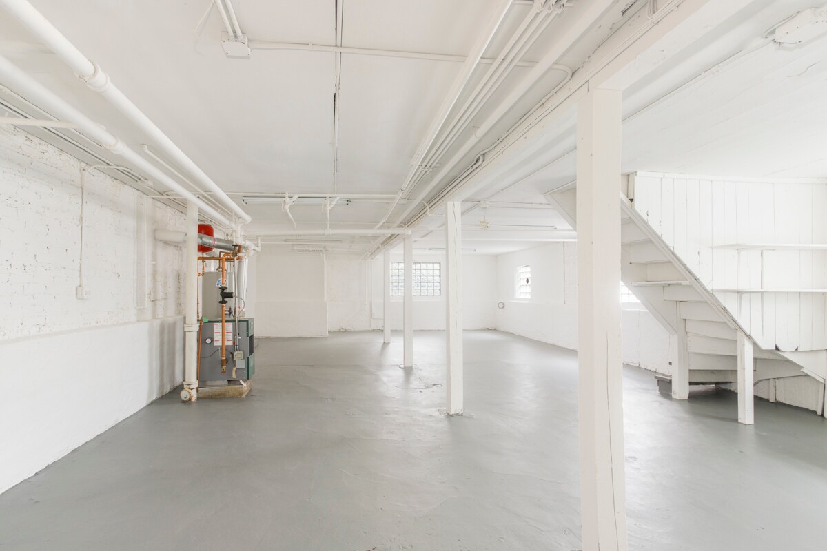 Building Photo - 2152 W Webster Ave