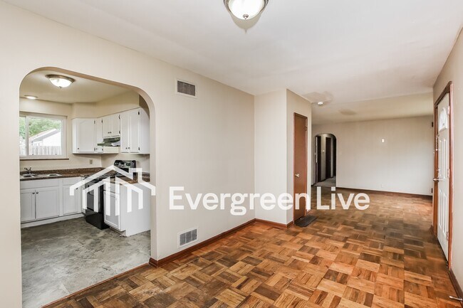 Building Photo - 4616 Redwood Dr