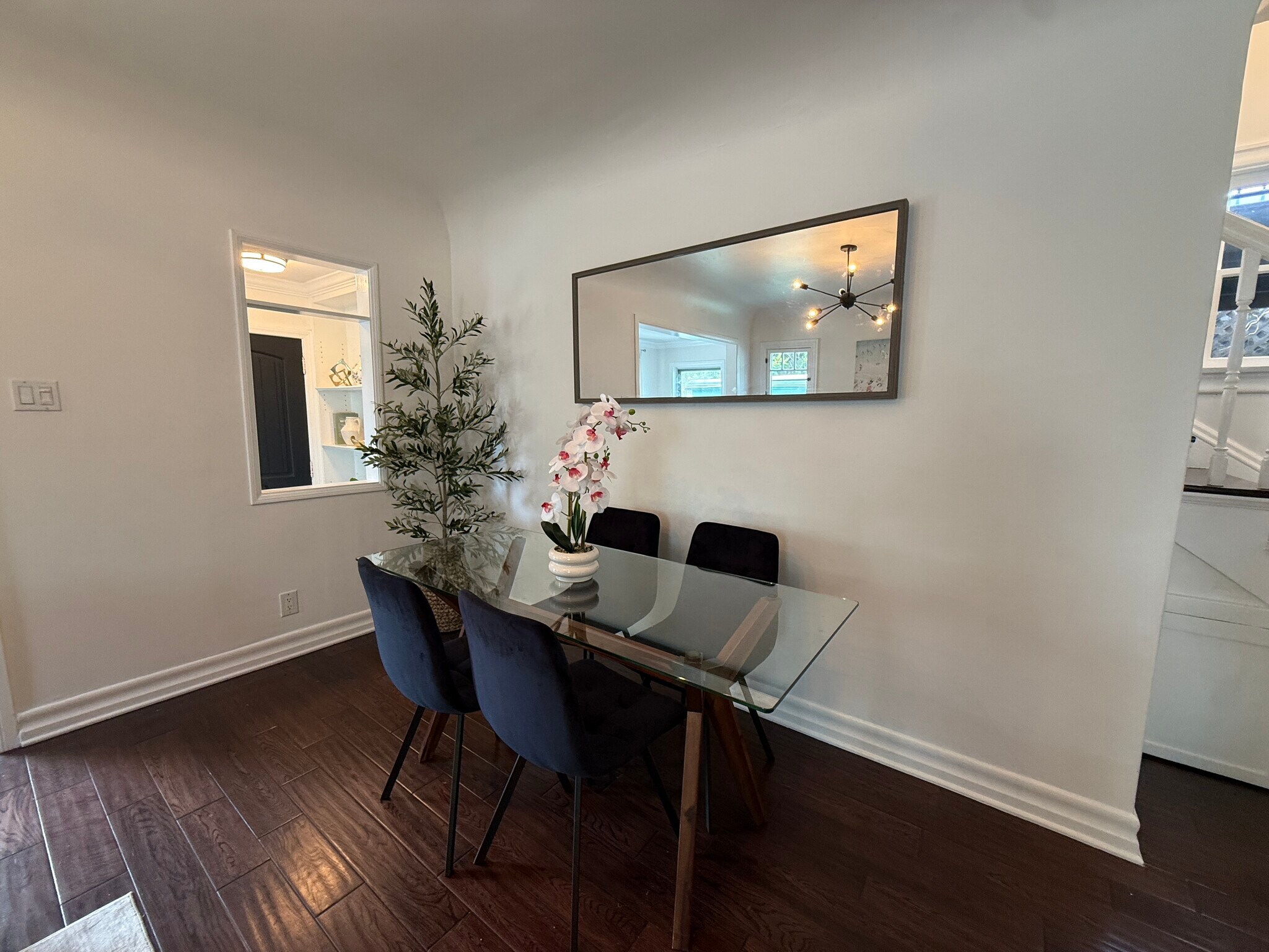 Building Photo - 7865 Willoughby Ave